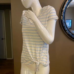 NWT Express V neck Tee 💙🤍